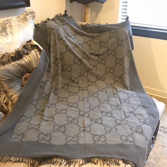 ❌SOLD ON OTHER SITE❌ New Authentic Gucci Throw - Picture 5 of 6
